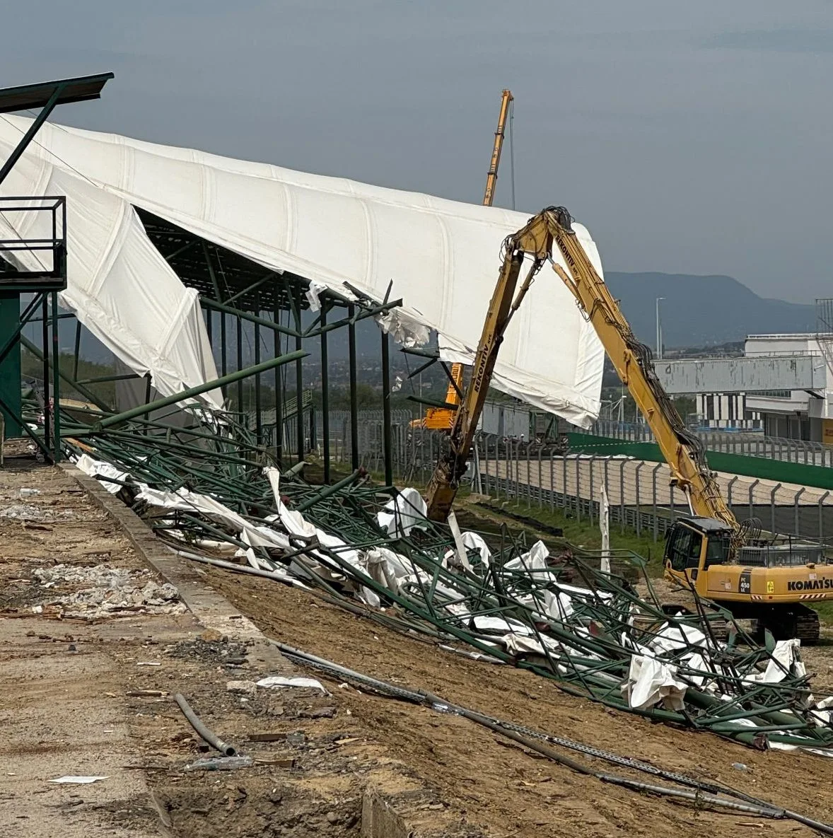 Hungaroring bontási munkái paddock épület